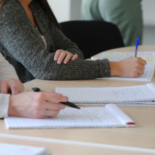 Jeunes étudiant sur ordinateur
